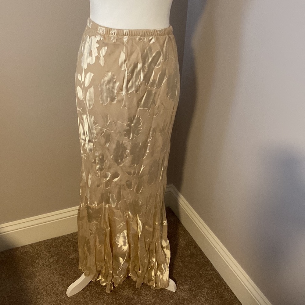 Mother of the bride 2 piece gown. Size 8. Worn 1 time. Excellent condition. - Picture 11 of 11